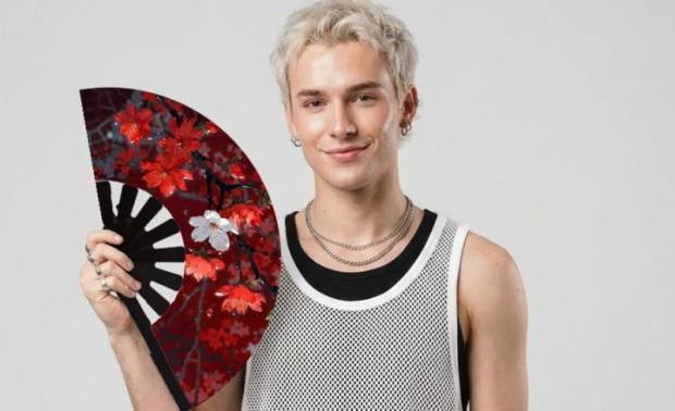 Modelo con el abanico Flores rojas
