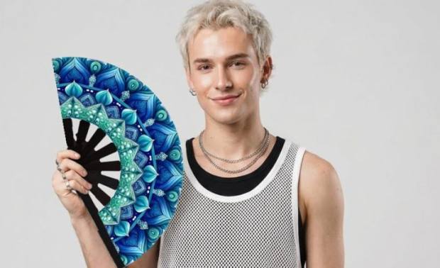 Modelo con el abanico Mandala verde