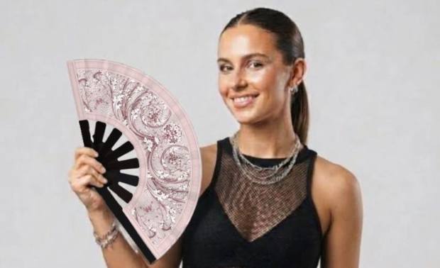 Modelo con el abanico Acanto porcelana rosa viejo