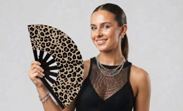 Modelo con el abanico Animal print clásico