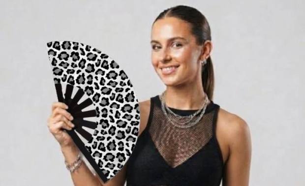 Modelo con el abanico Animal print gris