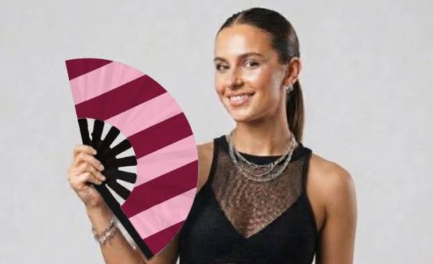 Modelo con el abanico Barras bordó y rosa