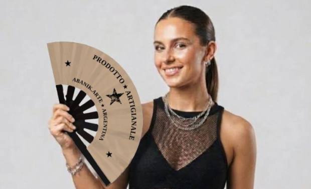 Modelo con el abanico Prodotto artigianale beige