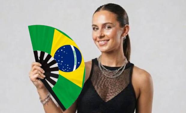 Modelo con el abanico Bandera de Brasil