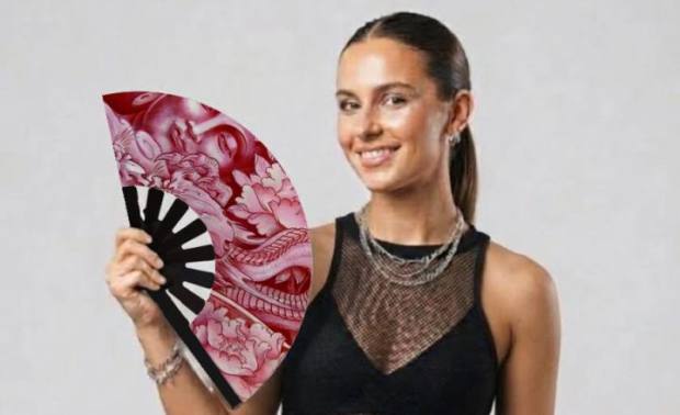 Modelo con el abanico Buda y dragón