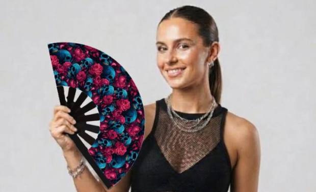 Modelo con el abanico Calaveras y rosas