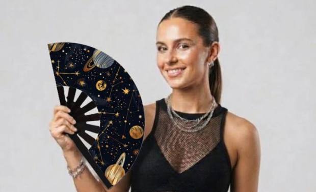 Modelo con el abanico Constelaciones doradas