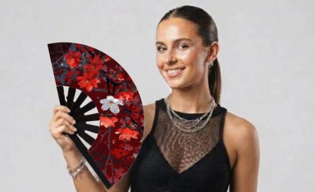 Modelo con el abanico Flores rojas