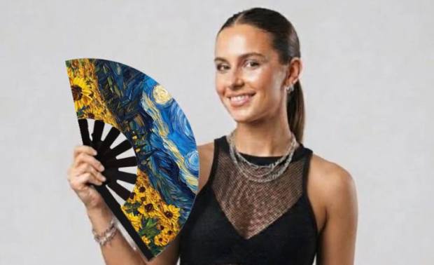 Modelo con el abanico Girasoles