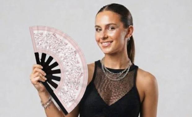 Modelo con el abanico Guarda barroca rosa viejo
