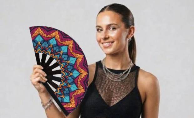 Modelo con el abanico Mandala cálida