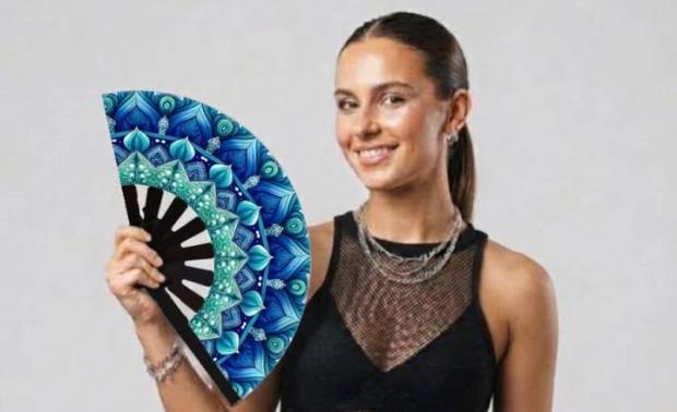 Modelo con el abanico Mandala verde