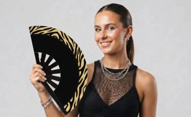 Modelo con el abanico Negro con cebra