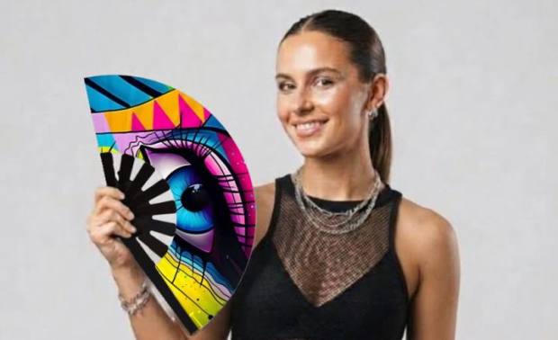 Modelo con el abanico Ojo místico