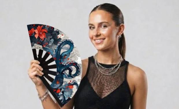 Modelo con el abanico Pulpo oriental