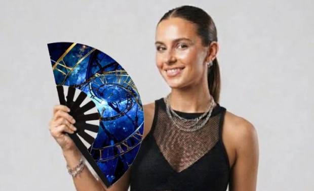 Modelo con el abanico Reloj cósmico