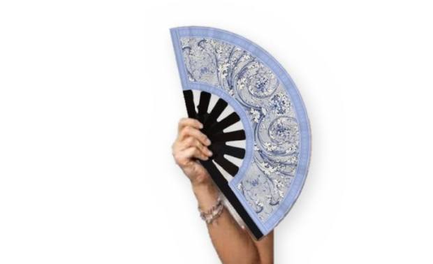 Mano sosteniendo el abanico Acanto porcelana