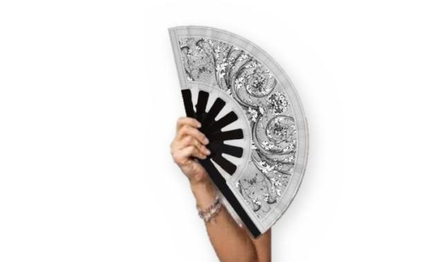 Mano sosteniendo el abanico Acanto porcelana negro