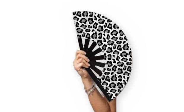 Mano sosteniendo el abanico Animal print gris