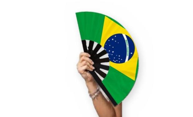 Mano sosteniendo el abanico Bandera de Brasil