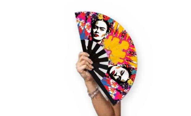 Mano sosteniendo el abanico Frida pop