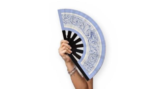Mano sosteniendo el abanico Friso imperial