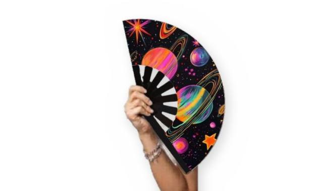 Mano sosteniendo el abanico Planetas neón
