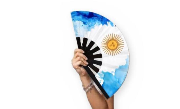 Mano sosteniendo el abanico Sol de Mayo acuarela